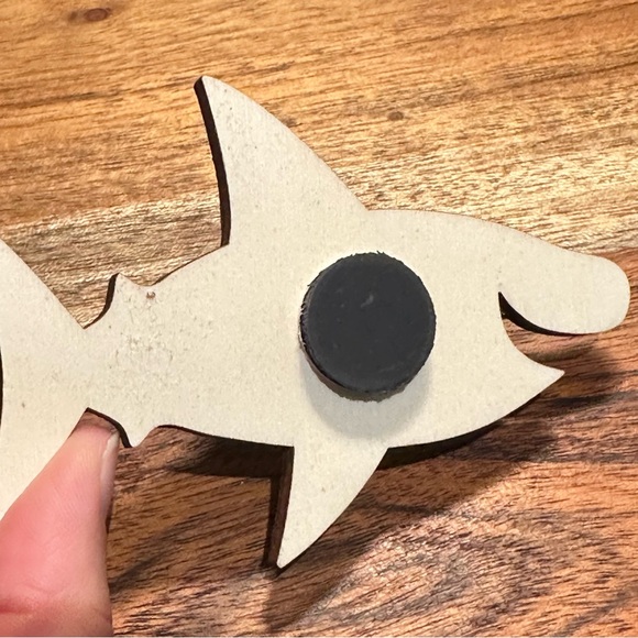 SHARK - handmade/painted wooden magnet - Picture 3 of 4